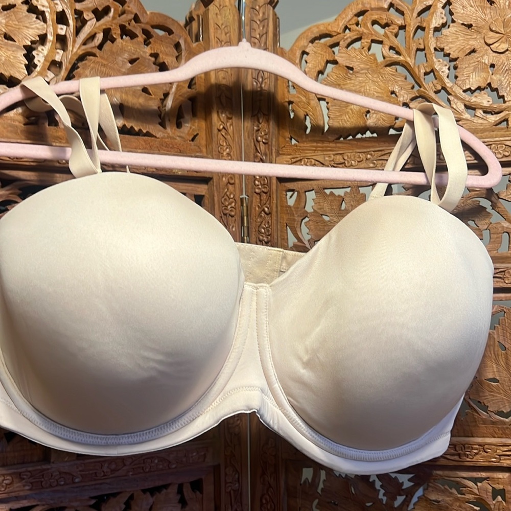 Women’s strapless or push up bra by Wacoal